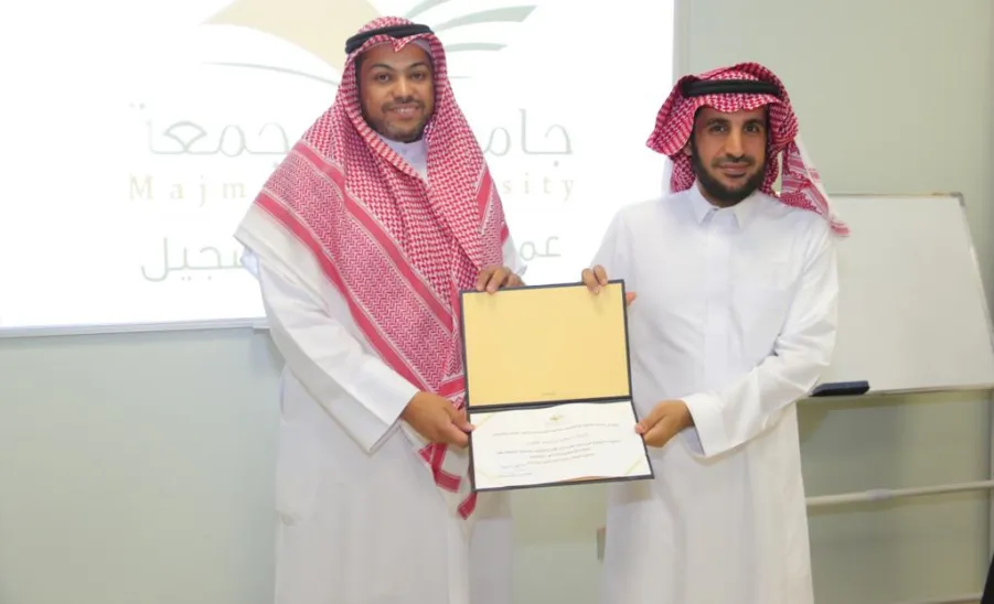 العمادة تكرم موظفيها على ما قدموه في نجاح مسيرة حفل التخرج لعام 2023 - 7