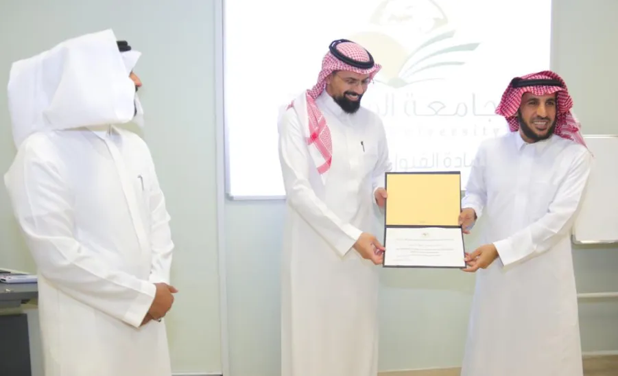 العمادة تكرم موظفيها على ما قدموه في نجاح مسيرة حفل التخرج لعام 2023 - 5