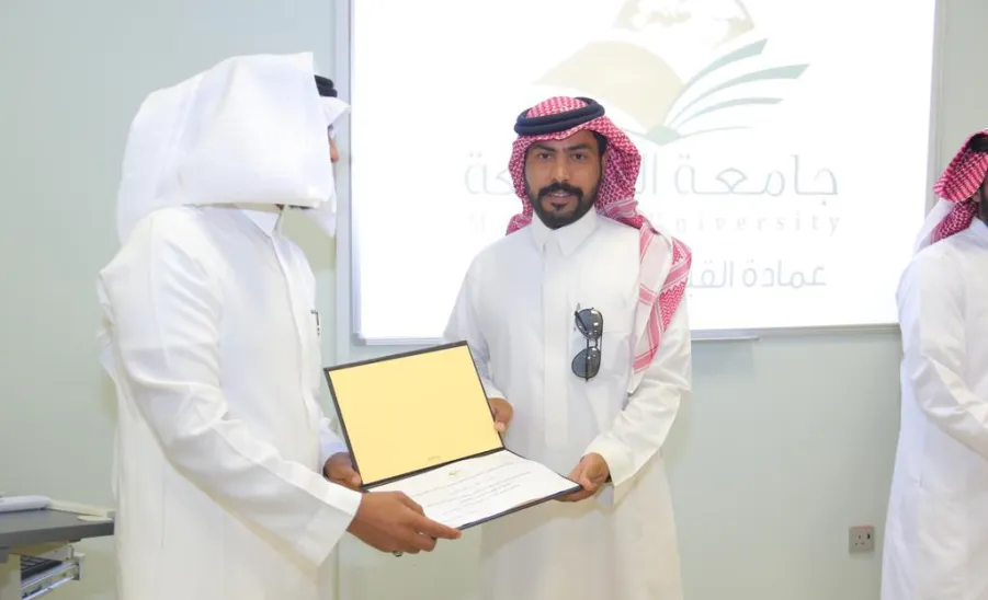 العمادة تكرم موظفيها على ما قدموه في نجاح مسيرة حفل التخرج لعام 2023 - 4