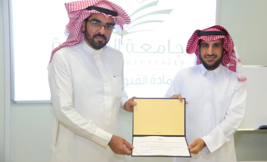 العمادة تكرم موظفيها على ما قدموه في نجاح مسيرة حفل التخرج لعام 2023 - 3