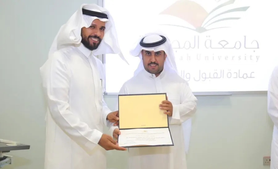 العمادة تكرم موظفيها على ما قدموه في نجاح مسيرة حفل التخرج لعام 2023 - 2