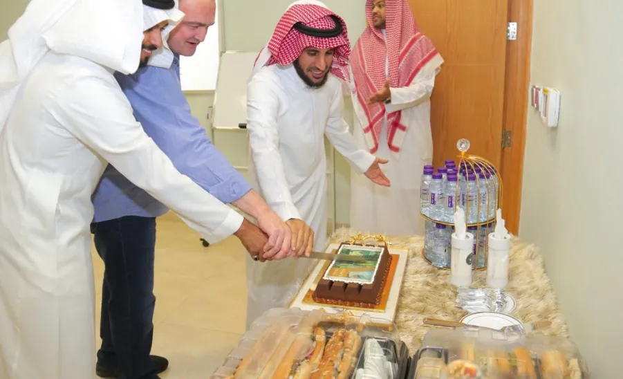 العمادة تكرم موظفيها على ما قدموه في نجاح مسيرة حفل التخرج لعام 2023 - 1