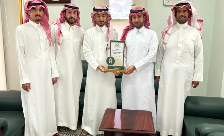 Deanship of Human Resources wins second place in MU rector's award for quality and excellence  -  صورة