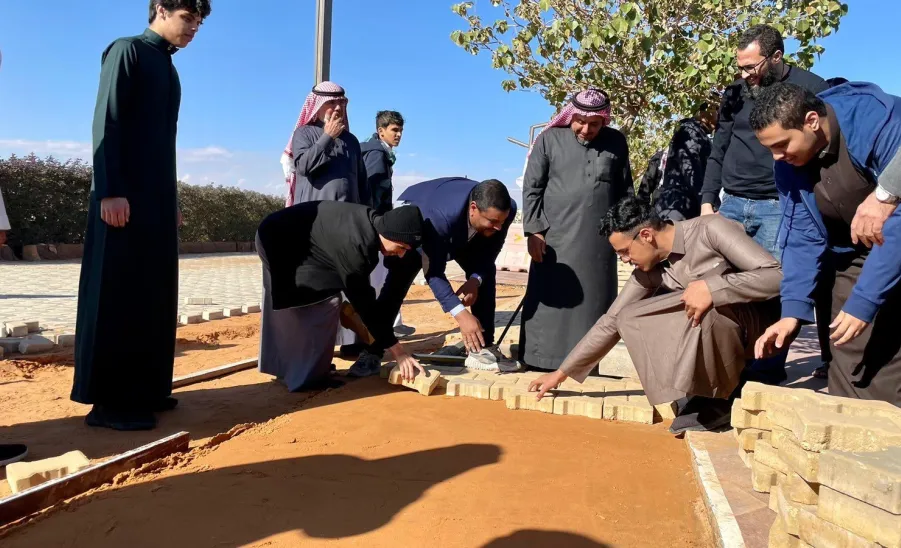 Faculty members and students participate in maintaining King Fahd Road walkway -  أعضاء هيئة التدريس وطلاب كلية الهندسة يشاركون في صيانة ممشى طريق الملك فهد بحوطة سدير
