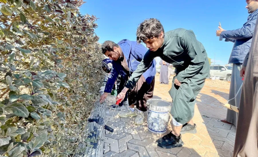 Faculty members and students participate in maintaining King Fahd Road walkway -  أعضاء هيئة التدريس وطلاب كلية الهندسة يشاركون في صيانة ممشى طريق الملك فهد بحوطة سدير