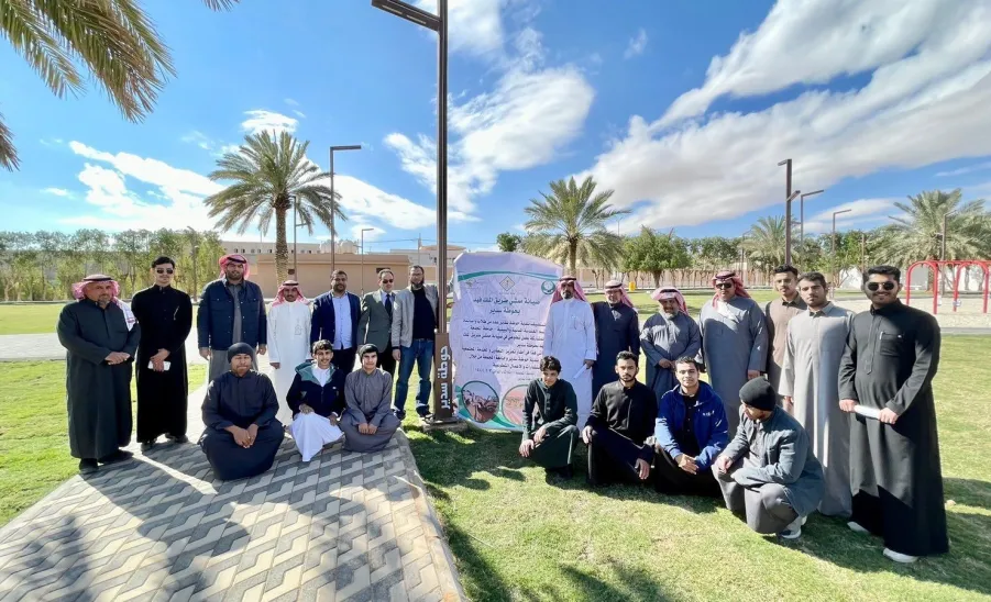 Faculty members and students participate in maintaining King Fahd Road walkway -  أعضاء هيئة التدريس وطلاب كلية الهندسة يشاركون في صيانة ممشى طريق الملك فهد بحوطة سدير