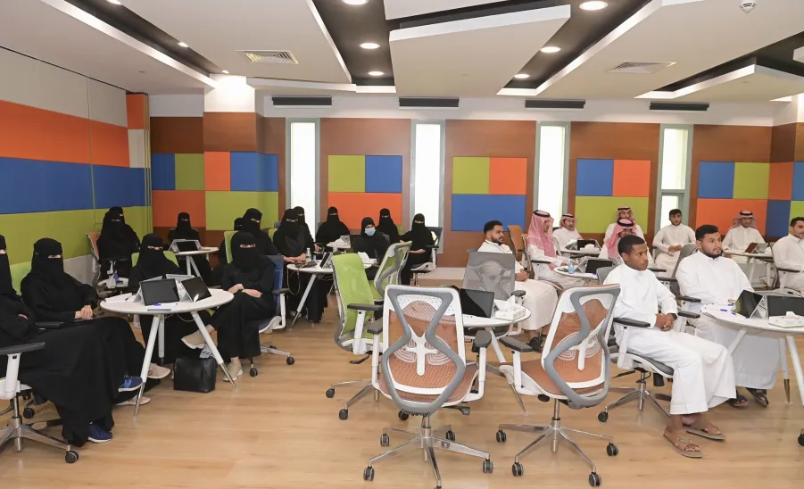 وكيل الجامعة للشؤون التعليمية يفتتح المعسكر الصيفي " مؤهل "  - جامعة المجمعة 