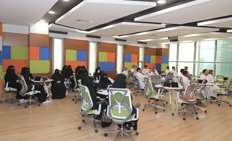 وكيل الجامعة للشؤون التعليمية يفتتح المعسكر الصيفي " مؤهل "  - جامعة المجمعة 