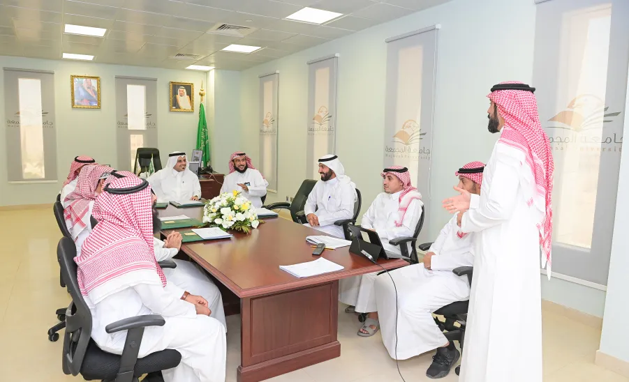 Acting Dean of Human Resources visit the General Administration of Performance and Attendance  -  صورة