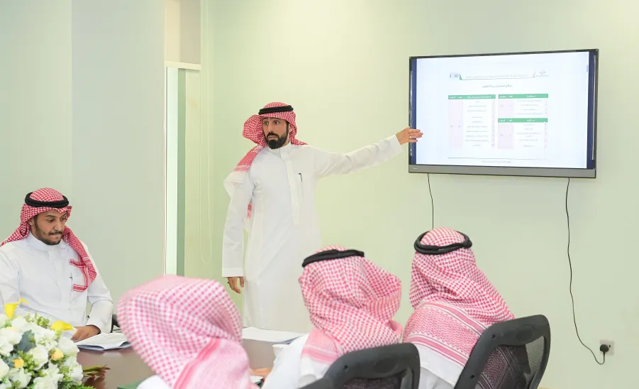 Acting Dean of Human Resources visit the General Administration of Performance and Attendance  -  صورة