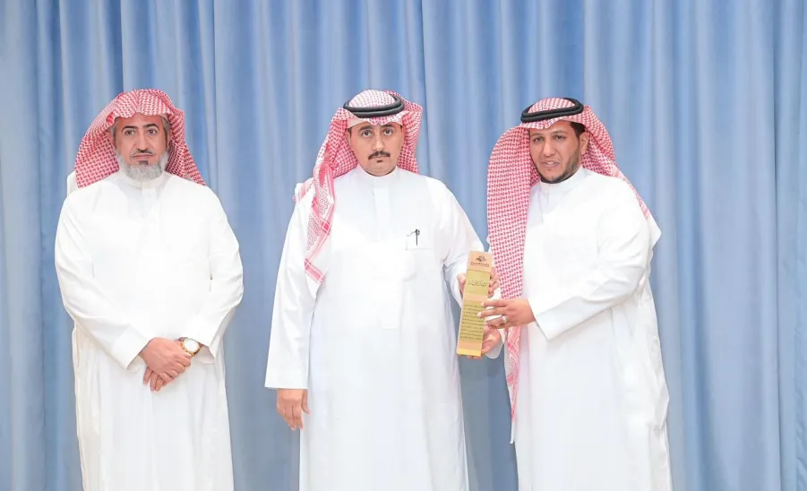 رئيس الجامعة يكرم الإدارة نظير جهودها في حفل التخرج - رئيس الجامعة يكرم الإدارة نظير جهودها بحفل التخرج