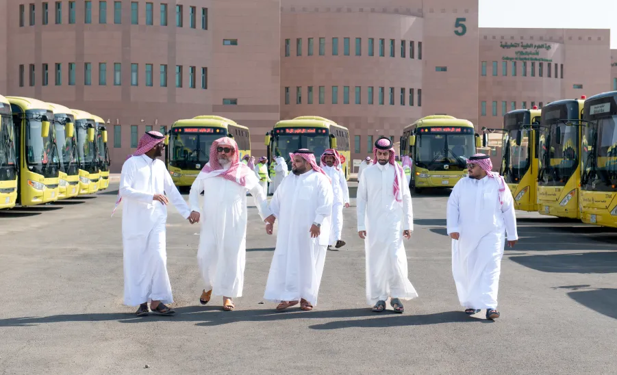 الجامعة تطلق خدمة النقل الجامعي للطالبات بحلتها الجديدة للعام الجامعي 1445هـ -  الجامعة تطلق خدمة النقل الجامعي للطالبات بحلته الجديدة للعام الجامعي ١٤٤٥هـ