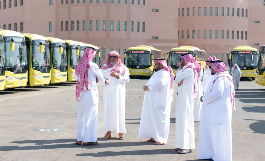 الجامعة تطلق خدمة النقل الجامعي للطالبات بحلتها الجديدة للعام الجامعي 1445هـ -  الجامعة تطلق خدمة النقل الجامعي للطالبات بحلته الجديدة للعام الجامعي ١٤٤٥هـ