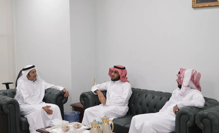 وكيل الجامعة للشؤون التعليمية يبحث مع عميد القبول والتسجيل سبل تعزيز التجربة التعليمية -  زيارة القبول