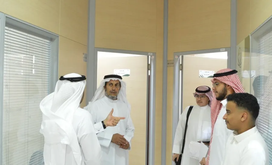 جولة لوكيل جامعة المجمعة للشؤون التعليمية في عدة كليات لتفقد استعدادات بداية العام الجامعي -  وكيل الجامعة للشؤون التعليمية زيارات