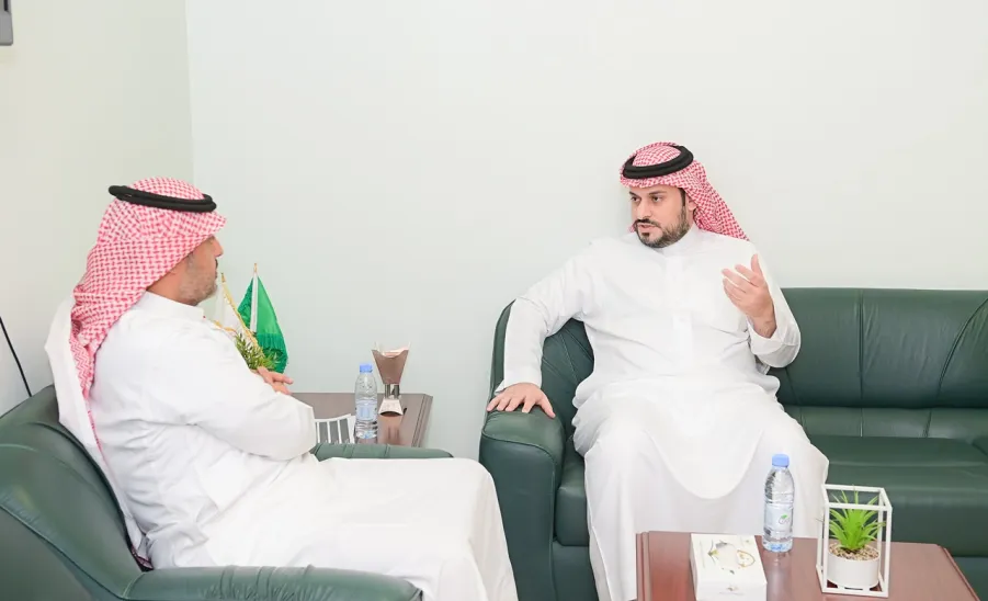 مدير المركز الإعلامي يلتقي بعميد كلية العلوم الطبية التطبيقية - 1
