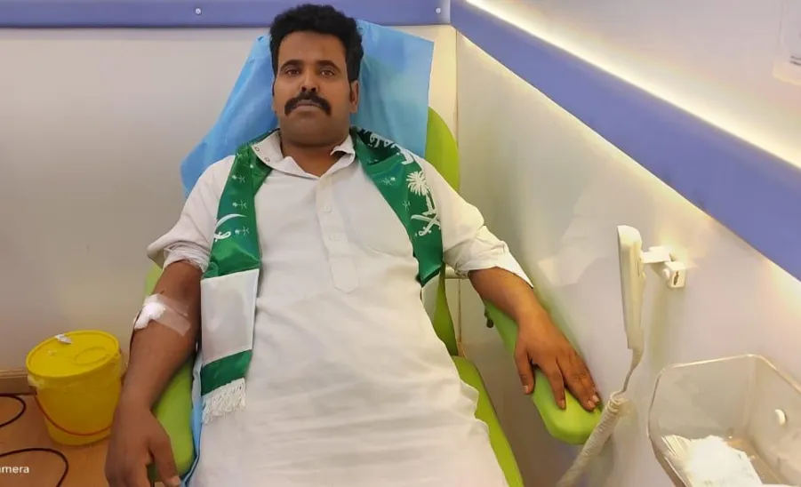A blood donation campaign held in partnership with the blood bank at Hawtat Sudair Hospital - صوره