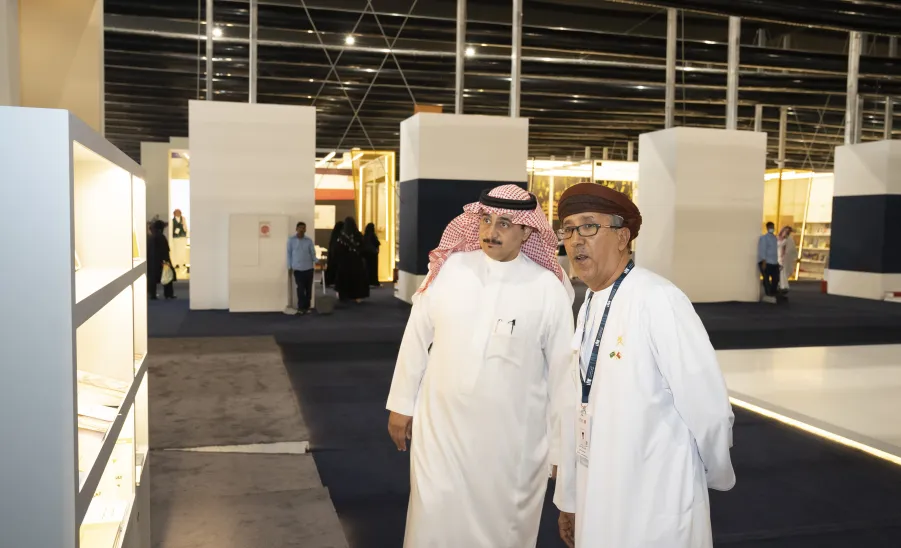 MU'S RECTOR VISITS THE UNIVERSITY' BOOTH AT RIYADH INTERNATIONAL BOOK FAIR 2023 - جامعة المجمعة 