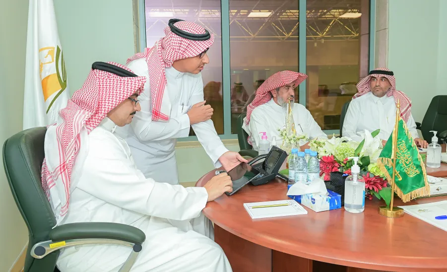 MU'S RECTOR LAUNCHES THE SELF-SPONSORED EDUCATIONAL PROGRAMS
 - جامعة المجمعة 