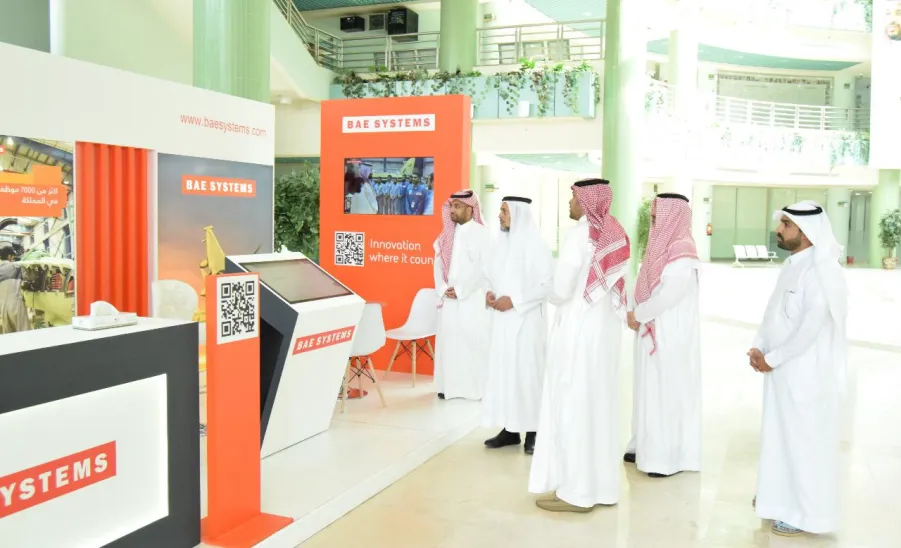 رئيس الجامعة يستقبل وفداً من كلية الملك فيصل الجوية وشركة بي إيه إي سيستمز لمناقشة المبادرات والمشاريع المشتركة - dsr