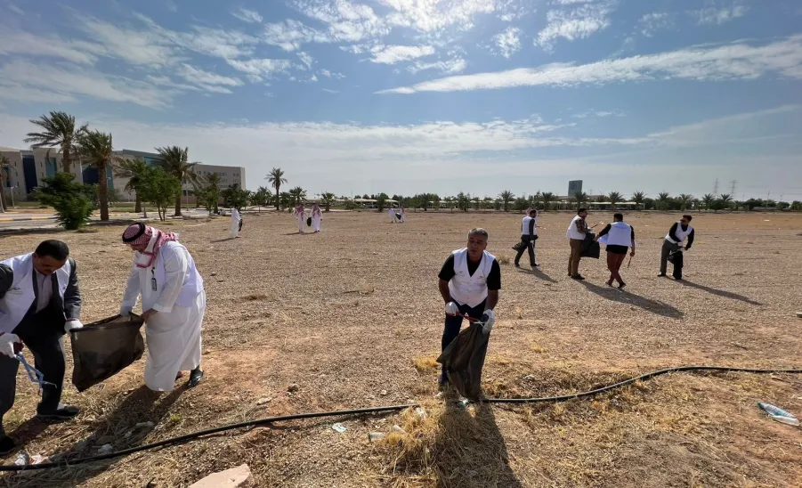 A campaign was held about environment  - امتداداً لمراحل تنفيذ "مبادرة تحسين بيئة المدن الجامعية" : الإدارة وبالتعاون مع كلية إدارة الأعمال تُنفذ نشاط المبادرة