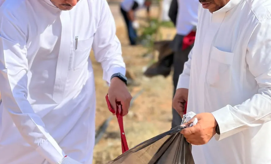 A campaign was held about environment  - امتداداً لمراحل تنفيذ "مبادرة تحسين بيئة المدن الجامعية" : الإدارة وبالتعاون مع كلية إدارة الأعمال تُنفذ نشاط المبادرة