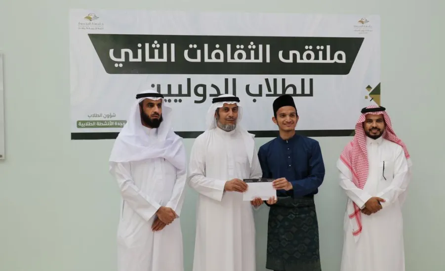 وكيل الجامعة للشؤون التعليمية يفتتح ملتقى الثقافات الطلابي الثاني. -  1