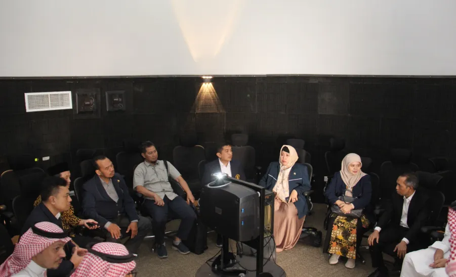 وفدٌ من جامعة براويجايا الإندونيسية يزور الجامعة ويوقع مسودة مفاهمة من أجل التنسيق والتعاون في المجالات المشتركة -  جامعة المجمعة 