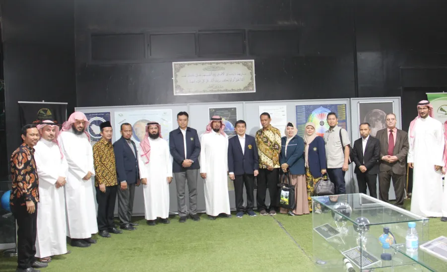 وفدٌ من جامعة براويجايا الإندونيسية يزور الجامعة ويوقع مسودة مفاهمة من أجل التنسيق والتعاون في المجالات المشتركة -  جامعة المجمعة 
