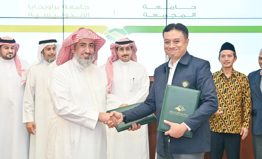 وفدٌ من جامعة براويجايا الإندونيسية يزور الجامعة ويوقع مسودة مفاهمة من أجل التنسيق والتعاون في المجالات المشتركة -  جامعة المجمعة 