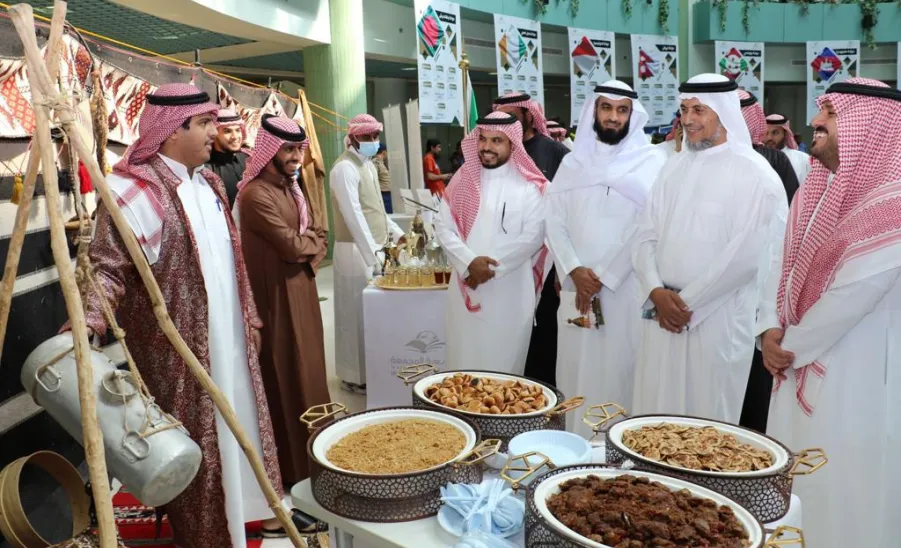 وكيل الجامعة للشؤون التعليمية يفتتح ملتقى الثقافات الطلابي الثاني. -  2