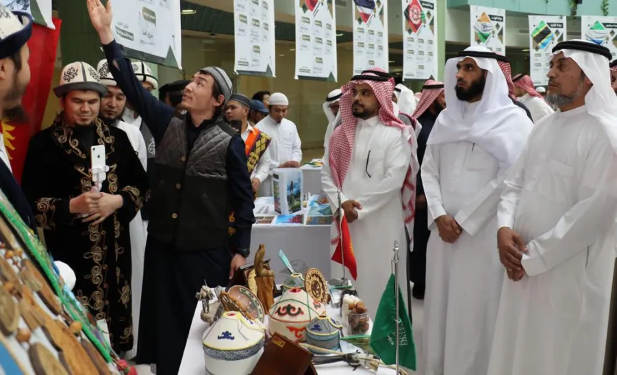 وكيل الجامعة للشؤون التعليمية يفتتح ملتقى الثقافات الطلابي الثاني. -  3