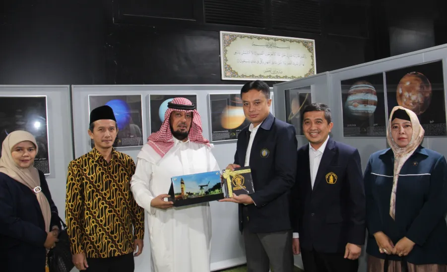 وفدٌ من جامعة براويجايا الإندونيسية يزور الجامعة ويوقع مسودة مفاهمة من أجل التنسيق والتعاون في المجالات المشتركة -  جامعة المجمعة 