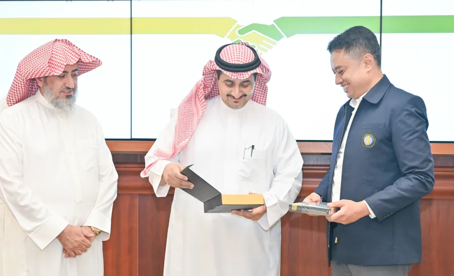 وفدٌ من جامعة براويجايا الإندونيسية يزور الجامعة ويوقع مسودة مفاهمة من أجل التنسيق والتعاون في المجالات المشتركة -  جامعة المجمعة 