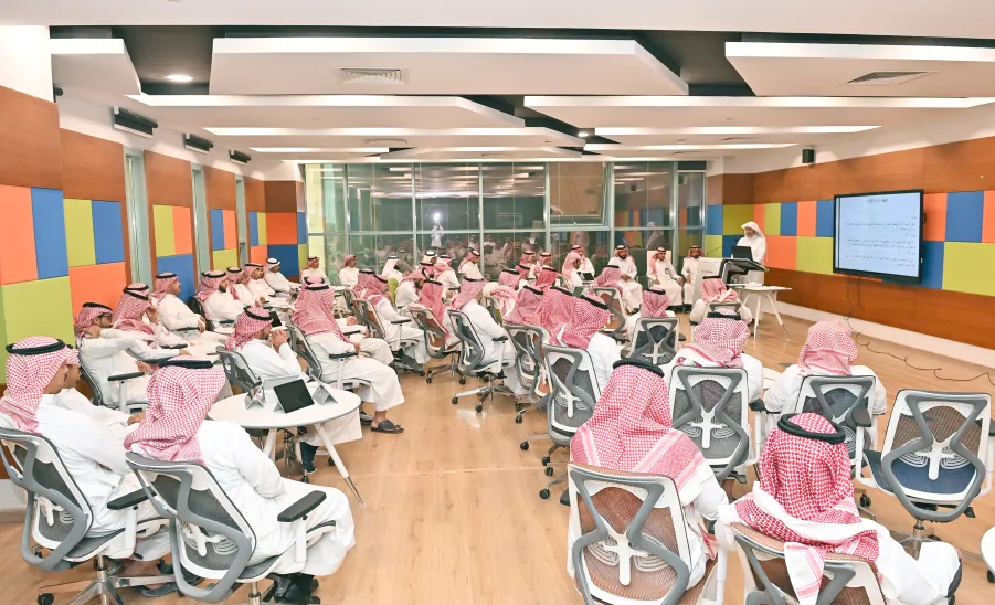 The Deanship of Human Resources holds a workshop entitled: Job Performance Evaluation - صورة