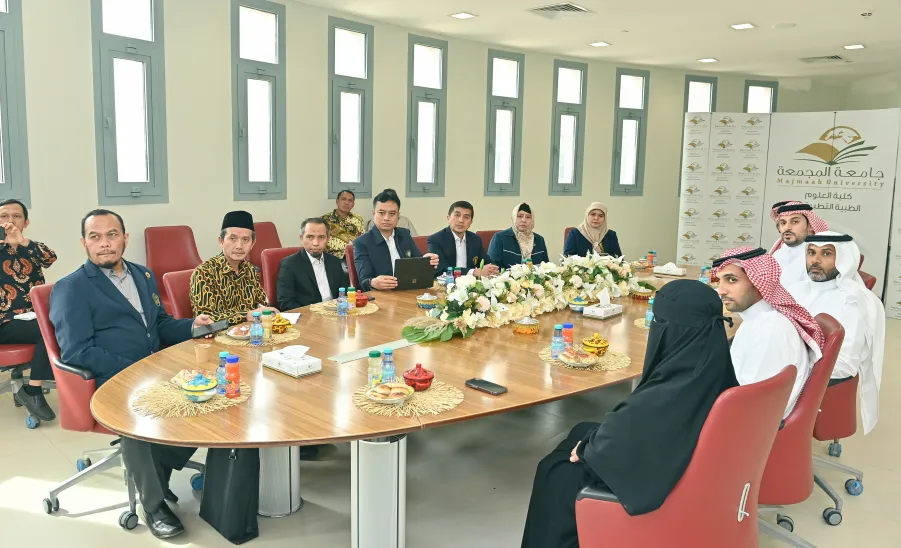 وفدٌ من جامعة براويجايا الإندونيسية يزور الجامعة ويوقع مسودة مفاهمة من أجل التنسيق والتعاون في المجالات المشتركة -  جامعة المجمعة 