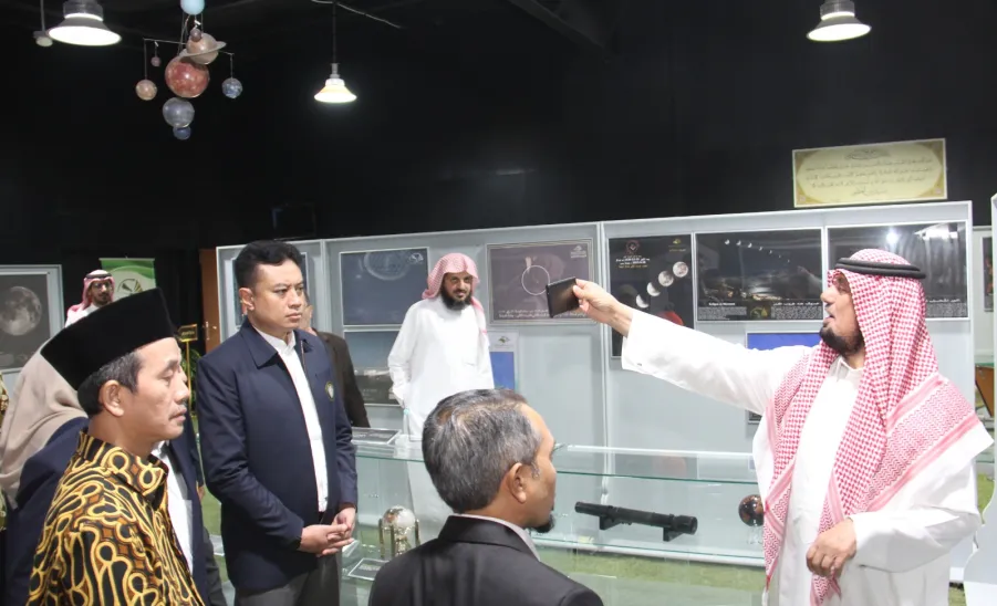 وفدٌ من جامعة براويجايا الإندونيسية يزور الجامعة ويوقع مسودة مفاهمة من أجل التنسيق والتعاون في المجالات المشتركة -  جامعة المجمعة 