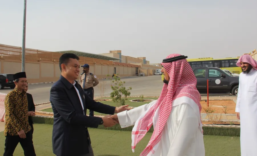 وفدٌ من جامعة براويجايا الإندونيسية يزور الجامعة ويوقع مسودة مفاهمة من أجل التنسيق والتعاون في المجالات المشتركة -  جامعة المجمعة 