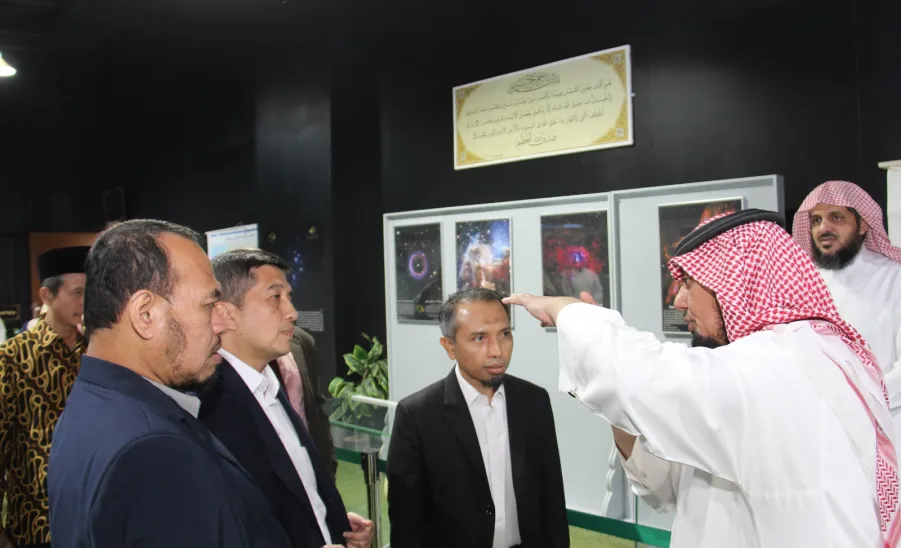 وفدٌ من جامعة براويجايا الإندونيسية يزور الجامعة ويوقع مسودة مفاهمة من أجل التنسيق والتعاون في المجالات المشتركة -  جامعة المجمعة 