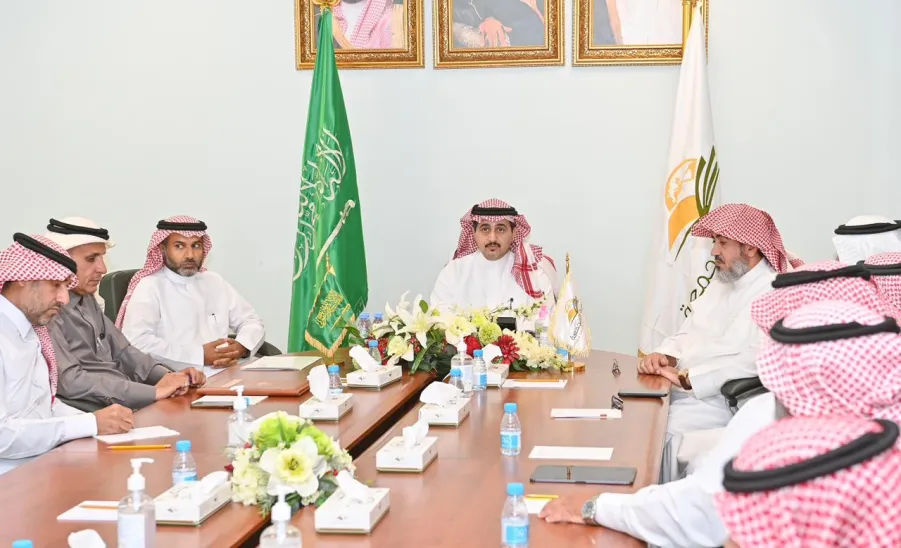 MU's rector oversee how students' presence is marked for transportation  - يدشن