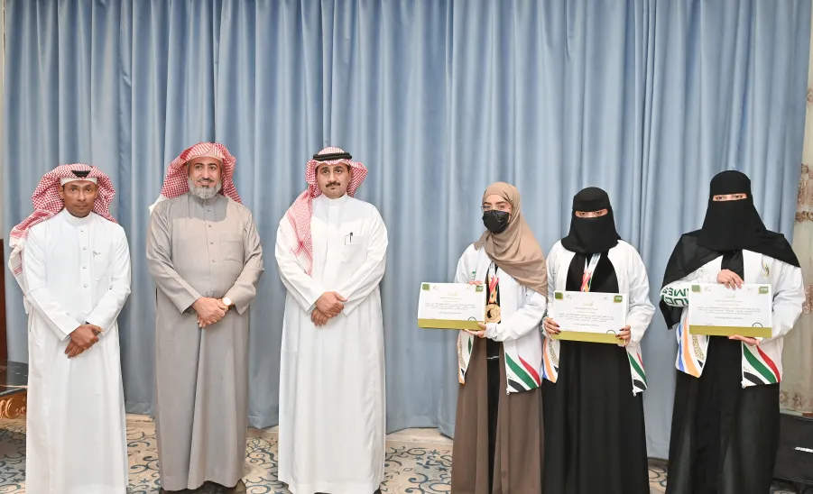 رئيس الجامعة يرعى حفل تكريم الطلبة الفائزين بجوائز الروبوت في دورة الألعاب السعودية  - جامعة المجمعة 