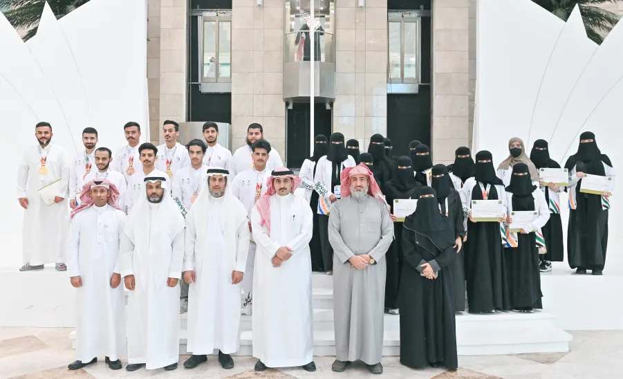 رئيس الجامعة يرعى حفل تكريم الطلبة الفائزين بجوائز الروبوت في دورة الألعاب السعودية  - جامعة المجمعة 