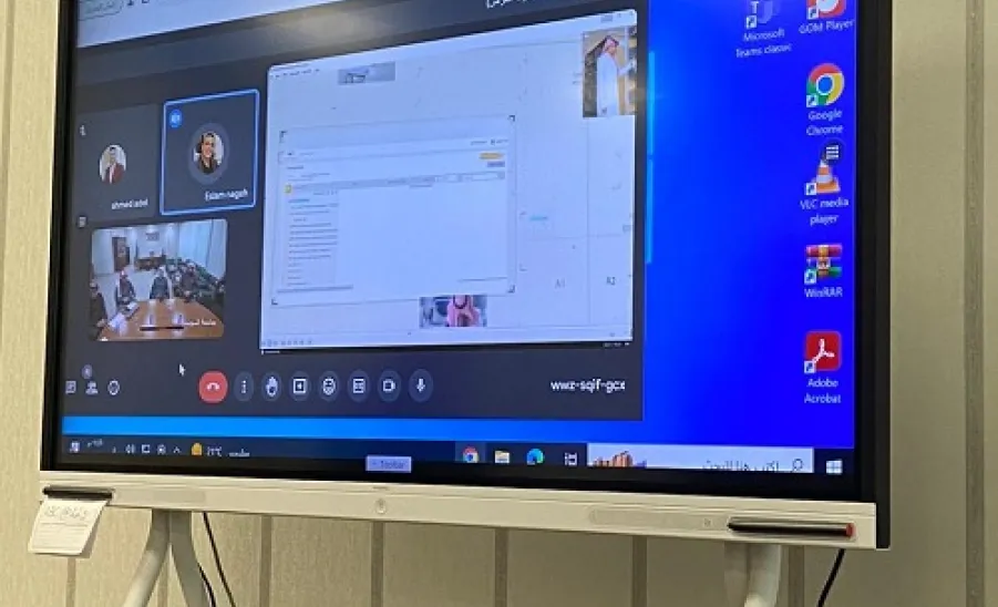 The University Vice President for Educational Affairs holds a working session to review a visual presentation on educational projects -  اجتماع المراجعة