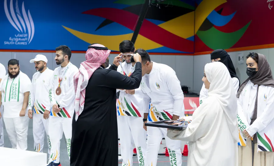 في إنجاز يضاف لإنجازات الجامعة : نادي الروبوت من خلال فريق الطلبة يحصد جوائز مسابقة الروبوت في دورة الألعاب السعودية - جامعة المجمعة 