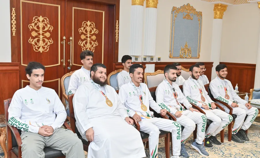 رئيس الجامعة يرعى حفل تكريم الطلبة الفائزين بجوائز الروبوت في دورة الألعاب السعودية  - جامعة المجمعة 