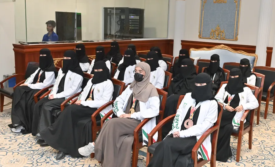 رئيس الجامعة يرعى حفل تكريم الطلبة الفائزين بجوائز الروبوت في دورة الألعاب السعودية  - جامعة المجمعة 