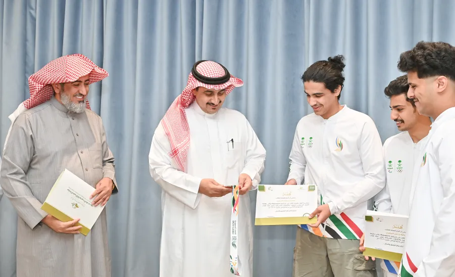 رئيس الجامعة يرعى حفل تكريم الطلبة الفائزين بجوائز الروبوت في دورة الألعاب السعودية  - جامعة المجمعة 