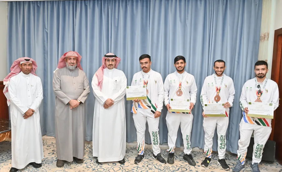 رئيس الجامعة يرعى حفل تكريم الطلبة الفائزين بجوائز الروبوت في دورة الألعاب السعودية  - جامعة المجمعة 