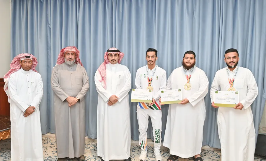 رئيس الجامعة يرعى حفل تكريم الطلبة الفائزين بجوائز الروبوت في دورة الألعاب السعودية  - جامعة المجمعة 