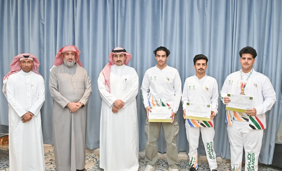 رئيس الجامعة يرعى حفل تكريم الطلبة الفائزين بجوائز الروبوت في دورة الألعاب السعودية  - جامعة المجمعة 